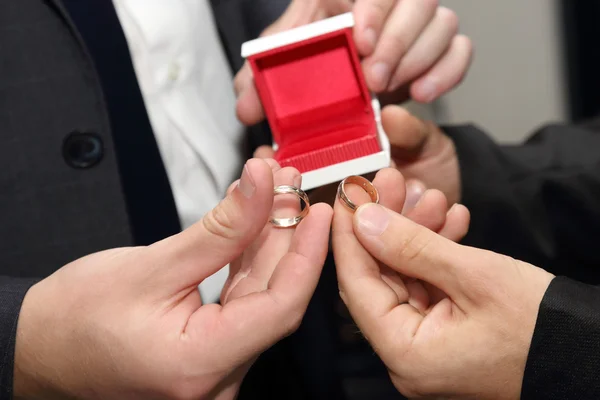 El novio y su testigo llevando un primer plano anillo de boda — Foto de Stock