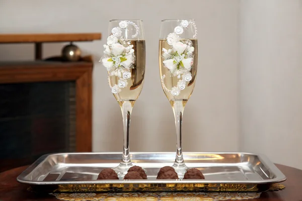 Dois decorados taça de champanhe de casamento — Fotografia de Stock