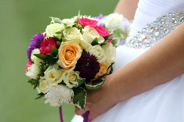 Bruid houden bruiloft boeket close-up — Stockfoto