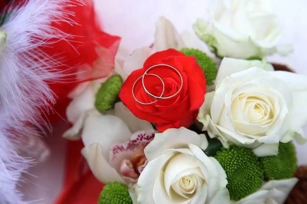 신부 부케에 결혼 반지 — 스톡 사진