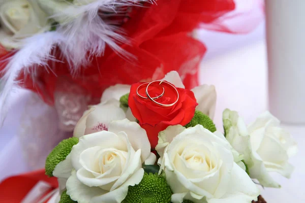 Anéis de casamento no buquê da noiva — Fotografia de Stock