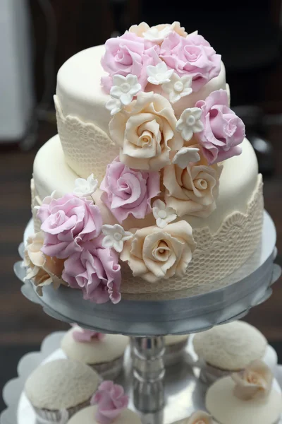 Bolo de casamento bonito decorado com rosas — Fotografia de Stock