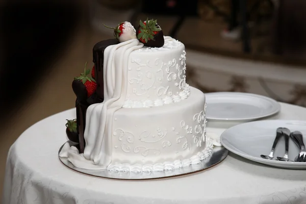 Schöne Hochzeitstorte mit Erdbeeren dekoriert — Stockfoto