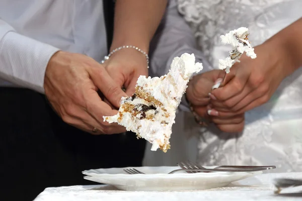Нареченого і нареченого нарізати скибочки весільного торта — стокове фото