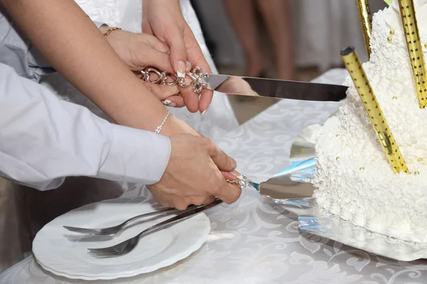 La novia y el novio cortaron el pastel —  Fotos de Stock