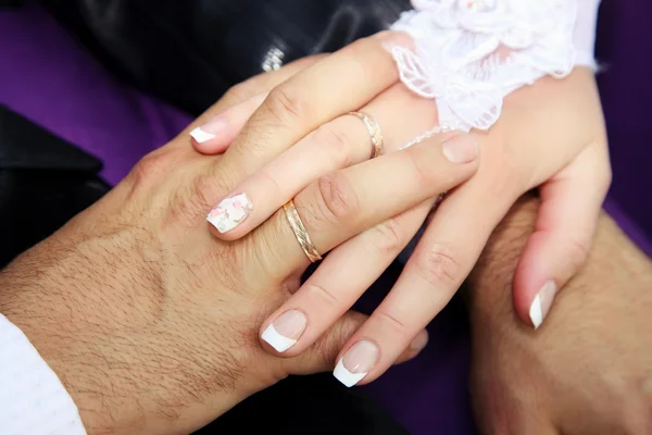 Mãos unidas da noiva e do noivo — Fotografia de Stock