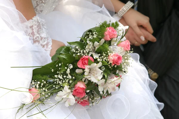 Bruid de bruiloft boeket close-up houden — Stockfoto