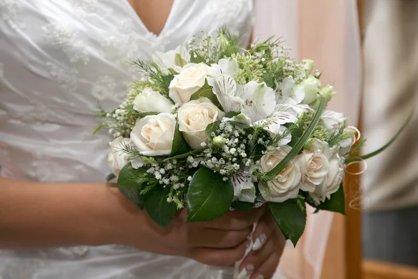 Bruid de bruiloft boeket close-up houden — Stockfoto