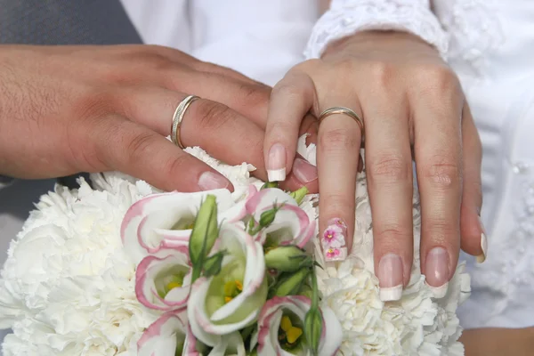 As mãos do buquê de casamento de noiva e dama de honra — Fotografia de Stock