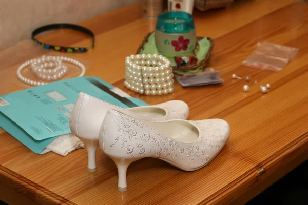 테이블에는 신부 웨딩 신발 — 스톡 사진