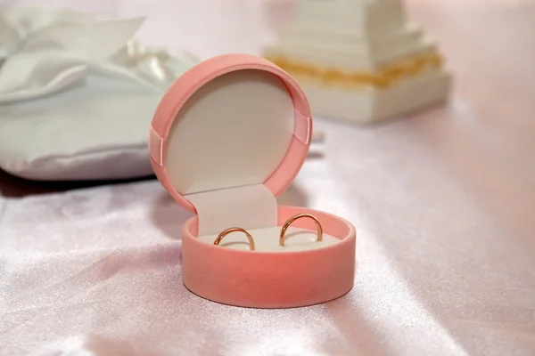 Anillos de boda están en la caja rosa Fotos De Stock Sin Royalties Gratis