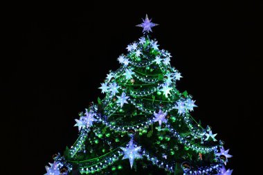 baubles ve çelenk Noel ağacı ile dekore edilmiş