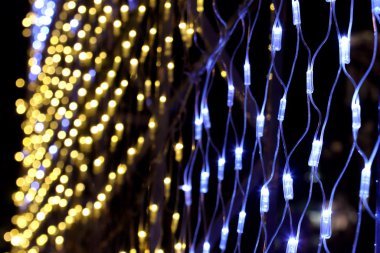 Noel aydınlatma rengi, çelenkler de duvar şeklinde.