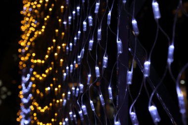 Noel aydınlatma rengi, çelenkler de duvar şeklinde.