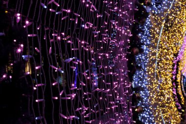 Noel aydınlatma rengi, çelenkler de duvar şeklinde.