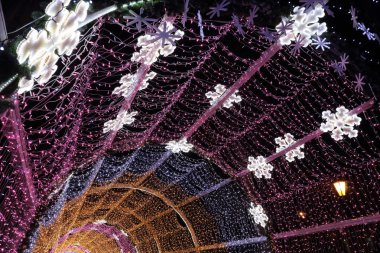 Noel ışıkları tünelde aydınlatma rengiyle