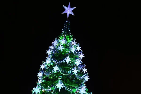 Διακοσμημένα με στολίδια και γιρλάντες χριστουγεννιάτικο δέντρο — Φωτογραφία Αρχείου