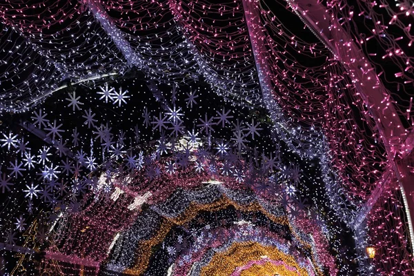 Couleur d'illumination de Noël avec les lumières dans le tunnel — Photo