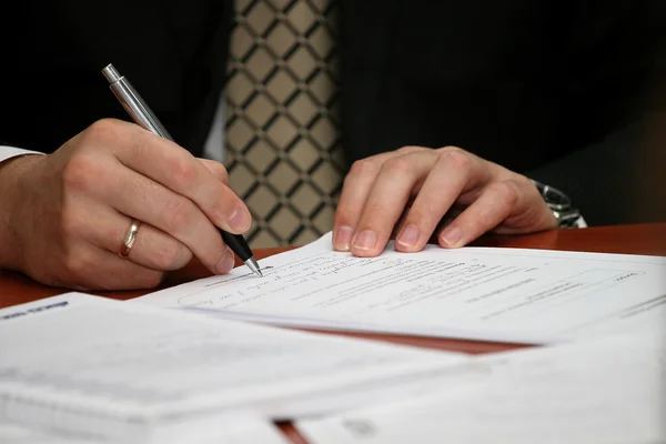 Business man writes a pen on paper — Stock Photo, Image