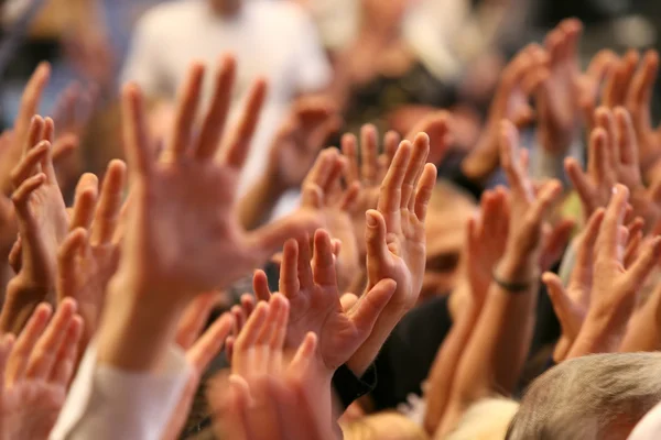 Bei der Veranstaltung eine menschliche Hand erhoben — Stockfoto