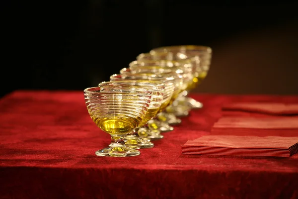 Set di ciotole di vetro di liquido rosso sul tavolo — Foto Stock