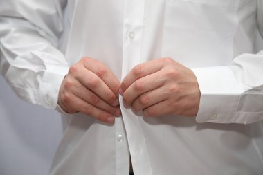 adam beyaz gömlek giyer