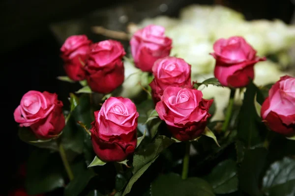 Красивый свадебный букет из красных роз крупным планом — стоковое фото