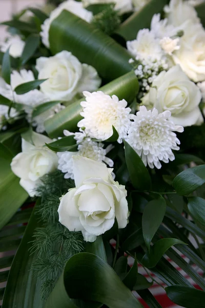 白い花の美しいウェディング ブーケをクローズ アップ — ストック写真