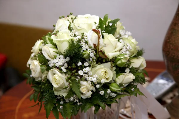 Lindo buquê de casamento de rosas brancas — Fotografia de Stock