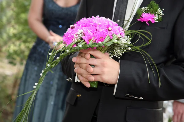 Nevěsta drží krásnou svatební kytici — Stock fotografie