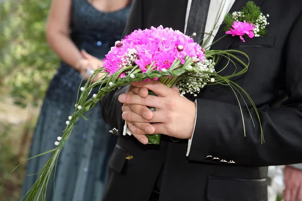 Brud som håller en vacker bröllopsbukett — Stockfoto