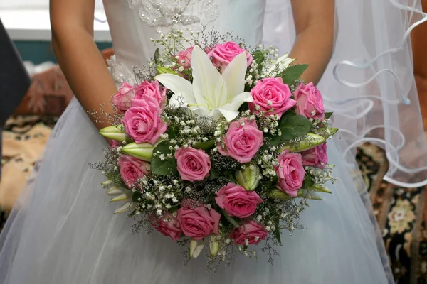 Mooie bruiloft boeket rozen in handen van de bruid — Stockfoto