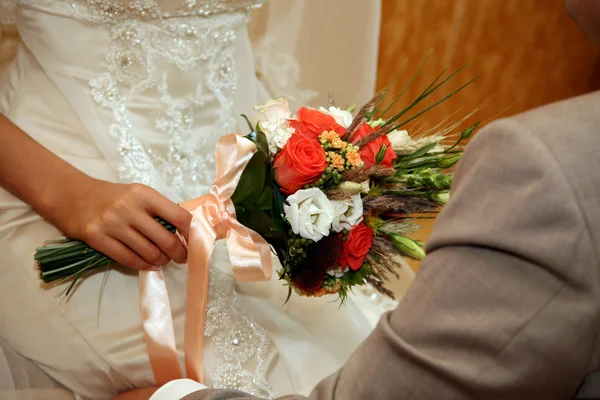 Lindo buquê de casamento de rosas na mão da noiva — Fotografia de Stock