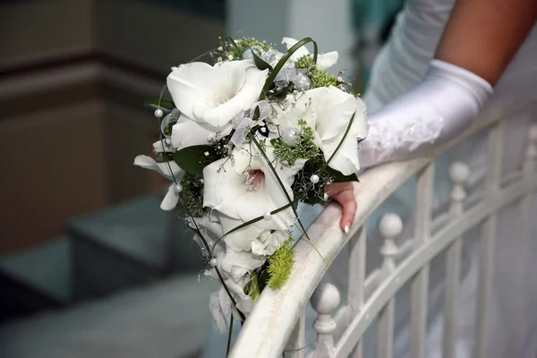 Bouquet de mariage en main de la mariée — Photo