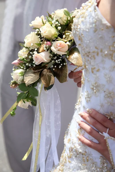 Bruiloft boeket rozen in hand de bruid — Stockfoto