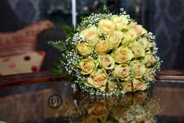 Beautiful wedding bouquet of yellow roses — Stock Photo, Image