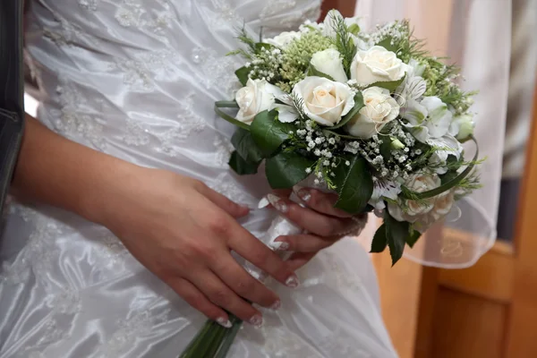 Lindo buquê de casamento de rosas brancas na mão da noiva — Fotografia de Stock