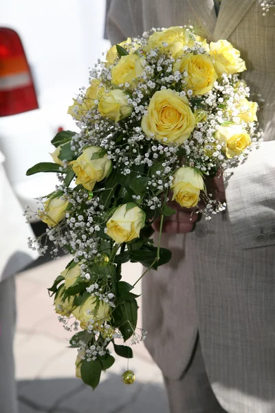 Bel mazzo nuziale di rose gialle in mani di sposa — Foto Stock