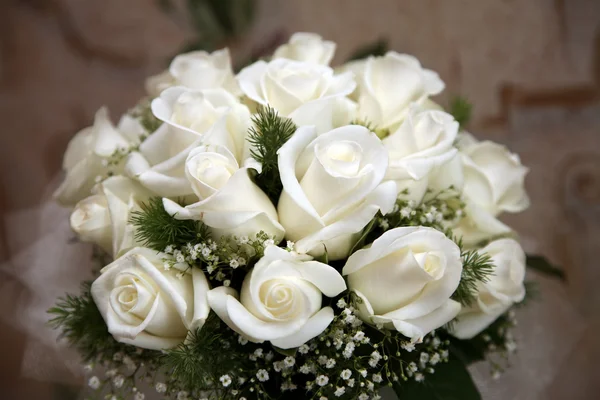 Lindo buquê de casamento de rosas brancas — Fotografia de Stock