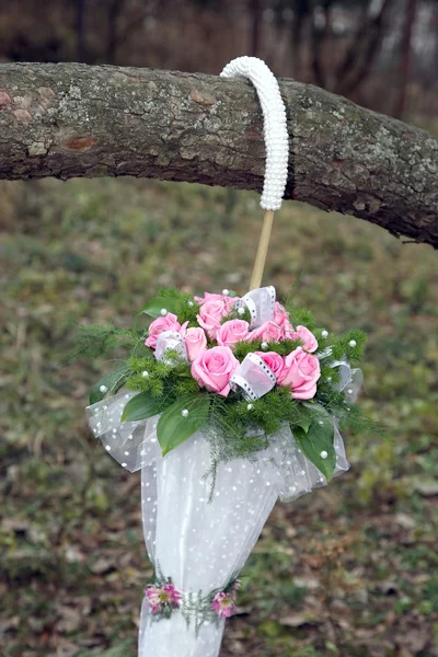 Beautiful wedding bouquet in the form of a white umbrella — Stock Photo, Image