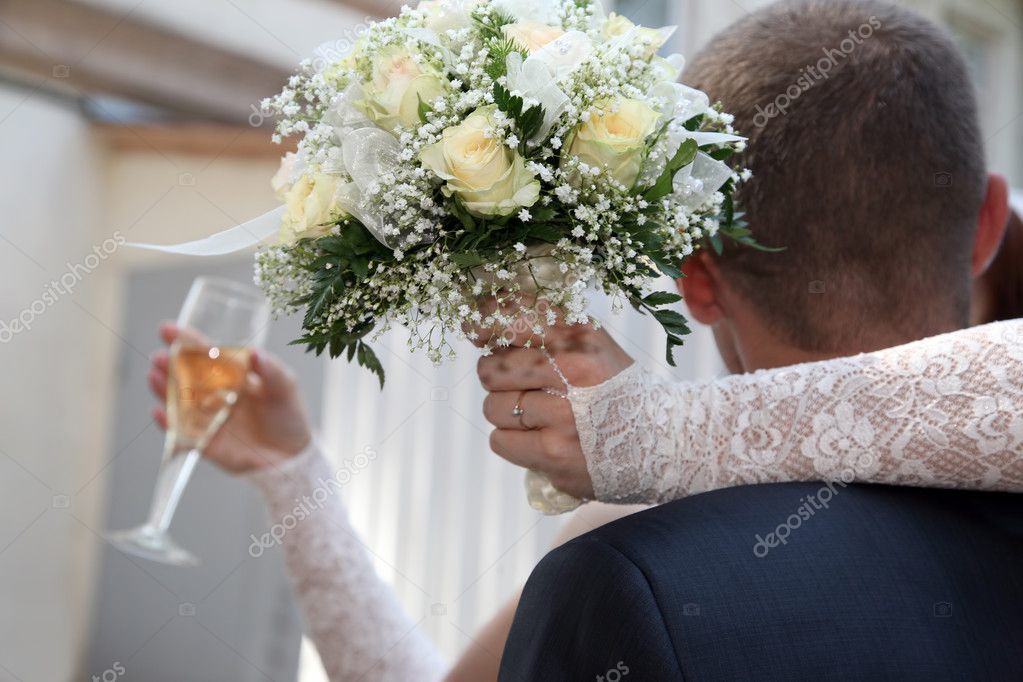 新娘与婚礼花束拥抱新郎 图库照片 C Olegtroino