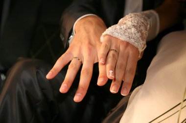 Gelin ve damat alyans takan ellerini göster