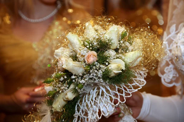 Hermoso ramo de boda de rosas blancas en la mano de la novia — Foto de Stock