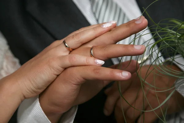 Bruden och brudgummen Visa sina händer bär vigselringar — Stockfoto