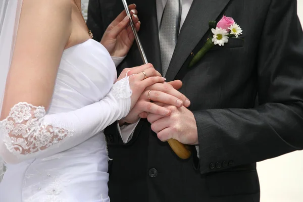 Noiva e noivo juntos segurando o guarda-chuva de perto — Fotografia de Stock