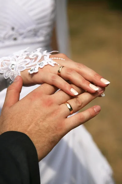 Mãos da noiva e noivo juntos — Fotografia de Stock