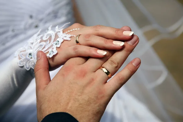 Mani della sposa e dello sposo insieme — Foto Stock