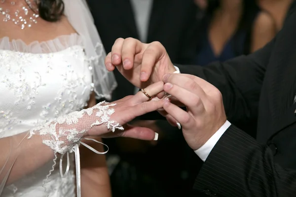 新娘和新郎互相戴结婚戒指 — 图库照片