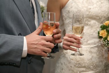 Gelin ve damat şampanya kadehleriyle