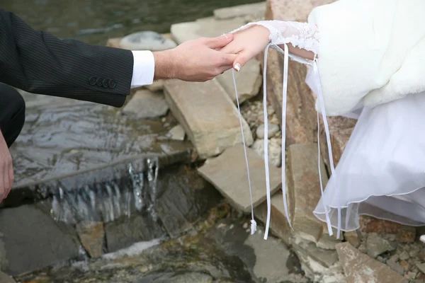 Noivo mantém a noiva pela mão closeup — Fotografia de Stock